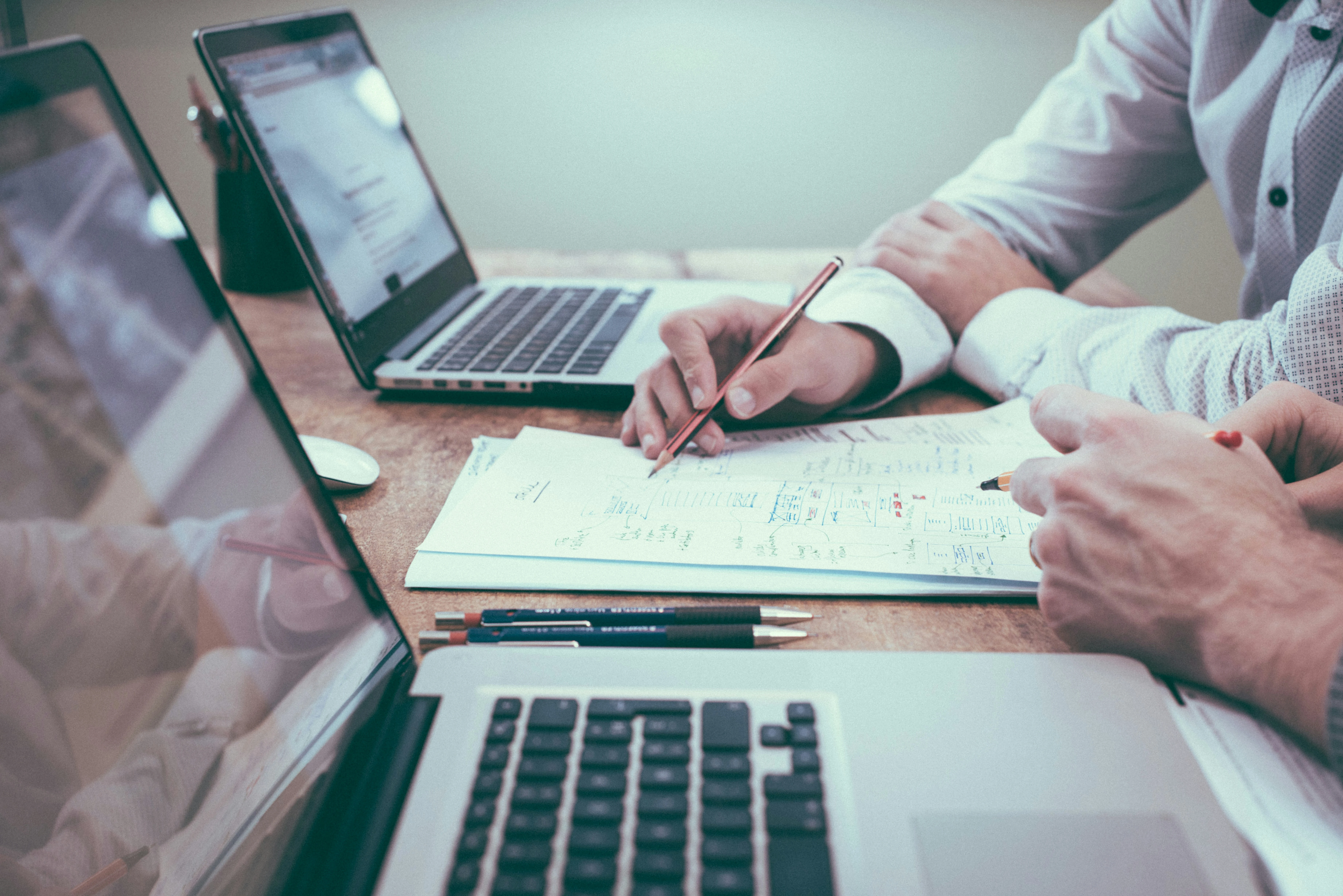 2 membres de Nutshell travaillant sur des sujets complexes